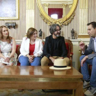 En la reunión, mantenida ayer en la Alcaldía, se dieron cita la hija y la pareja de Alejandro Yagüe, el compositor Ángel Arranz y el alcalde de la ciudad, Daniel de La Rosa.-RAÚL OCHOA