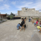 Varios espectadores durante una representación de Ronco Teatro, el verano  pasado, en la explanada del Castillo. RAÚL G. OCHOA