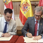 Daniel de la Rosa y Mariano Veganzones firman el acta de entrega y recepción de la parcela para el Ecyl. ICAL