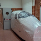 Uno de los simuladores de vuelo que estaban alojados en el Campus universitario de León, embalado para ser trasladado a Burgos. ICAL