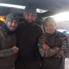 Juan el Legionario, el voluntario español en el frente de guerra entre Ucrania y Rusia, con los voluntarios ucranianos que han hecho llegar la ayuda emitida desde Burgos.