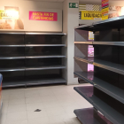 Por primera vez se ven algunos estantes vacíos en los supermercados Plaza de Dia que se van a traspasar a Alcampo. En la imagen, un supermercado de Aranda