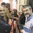 Lino Varela (izquierda), acompañado del guionista del documental, Rodrigo Pérez Barredo, en un momento del rodaje. ECB
