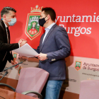 Vicente Marañón y Daniel de la Rosa se saludan antes de comenzar la rueda de prensa de balance de 2021. TOMÁS ALONSO