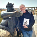 José Antonio Abella, junto a la escultura del Diablillo del Acueducto y con la novela ‘Agnus diaboli’. DARÍO GONZALO