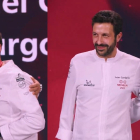 Los chef Miguel Cobo, en el centro en la foto de la izquierda, y Alvar Hinojal, en el centro en al foto de la dercha, nuevas estrellas Michelin de Castilla y León. E. M.