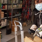 Dependienta con marcarilla en un bazar chino de Aranda esta mañana. L. V.