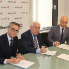 Los directivos han firmado el convenio de colaboración en la sede central de la entidad financiera en Burgos
