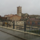 La torre de San Miguel Arcángel es visible desde cualquier parte de Arcos de la Llana. ELTITOMAC