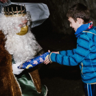 En Torregalindo, los Reyes entregan en mano los regalos a los niños