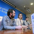 El presidente y el secretario de la asociación, Antonio Morete y José María Alonso, con la edil Lorena de la Fuente.-RAÚL G. OCHOA