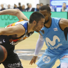 Álex López supera a Omar Cook.-SANTI OTERO