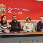 Arroyo con responsables de Abaj: Sergio Maján, Cochi Gil y David Burgos.