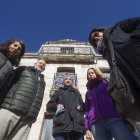 Esther Martínez, Fernando Pascual, Carlos Sáez, Toya Ibeas e Inmaculada Ibeas, miembros de la junta directiva de Acahia, frente al que fue el primer museo dedicado a los yacimientos. RAÚL G. OCHOA