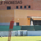 JuliánCalero sigue con atención un entrenamiento del Burgos CF en la Ciudad Deportiva de Castañares. ALBA DELGADO/ BCF