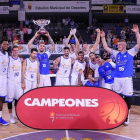 El San Pablo Burgos celebra el título de la Copa de Castilla y León logrado en 2018. MARÍA GONZÁLEZ
