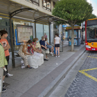 Un grupo de personas espera la llegada del autobús urbano. ISRAEL L. MURILLO