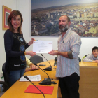 El director de Altamira, Fernando García, recoge el diploma de vencedores del concurso.-E.M.