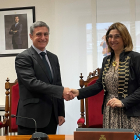 El director general de la Fundación Caja de Burgos, Rafael Babero, y la alcaldesa de Aranda de Duero, Raquel González, en el momento de la firma