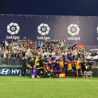 Los jugadores festejan el importante triunfo con los aficionados que se desplazaron hasta el Cerro del Espino-Burgos CF