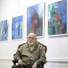 Jesús Aguirre, junto a los cuadros abstractos.-Raúl Ochoa