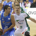 López protege el balón ante el jugador del Unicaja Adam Waczynski.-SANTI OTERO