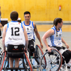 Los jugadores del equipo burgalés celebran con complicidad durante un encuentro. SANTI OTERO