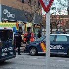 Intervención policial después de que un hombre lanzase objetos desde la ventana de su casa en Burgos. D. S. M.