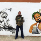 El alcalde de Baños frente a uno de los murales en el pueblo. L. V.