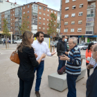 Blasco y Berzosa hablan con varios vecinos del entorno de la plaza de Santiago.