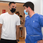 Alfonso Herrero charla con el doctor Antonio Rodríguez durante las pruebas médicas realizadas en Recoletas. TOMÁS ALONSO