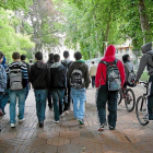 Varios jóvenes a la salida de un instituto. ECB
