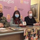 Maribel Sancho, Inmaculada Sierra y Rodrigo González durante la presentación de los campeonatos de Trabajo y Rastro de Pastor Alemán en Lerma. SANTI OTERO