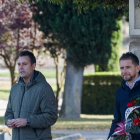 Daniel de la Rosa y Josué Temiño, en la ofrenda floral a las víctimas del franquismo en el cementerio de Burgos. SANTI OTERO