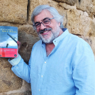 El escritor Félix G. Modroño, con un ejemplar de su última novela. ‘Sol de brujas’. ECB