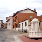 Imagen de una calle de Quintanilla del Agua y a la derecha de la fotografía una fuente.-ECB