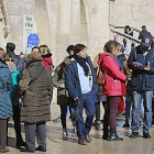Un grupo de turistas espera para visitar la Catedral de Burgos.