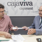 Jesús Sadornil y Agustín Colino firman el acuerdo.-SANTI OTERO