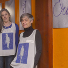 Sara Tapia (i.) y Flor Aldea, junto a una de las fotografías de la colección.-Israel L. Murillo
