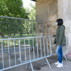 El Ayuntamiento procedió  ayer a vallar los accesos a El Parral para impedir concentraciones de gente durante el Curpillos. / ISRAEL L. MURILLO