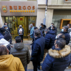 Rosa Niño rodeada de una treintena de vendedores a las puertas de la sede de Comercio. SANTI OTERO