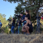 Participantes en una actividad de observación de buitres celebrada el viernes en Huerta de Arriba. GREFA