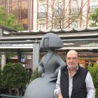 Alberto Bañuelos, junto a ‘Menina deconstruida’, que estará en el paseo de Recoletos hasta el mes de julio.-