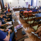 Los representantes técnicos y políticos recibieron a los directores de los equipos antes de comenzar la Vuelta a Burgos. SANTI OTERO