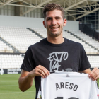 Jesús Areso posa en El Plantío con la camiseta del Burgos CF. SANTI OTERO