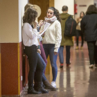 Tres estudiantes universitarias conversas en el pasillo de la Facultad de Humanidades.-RAÚL G. OCHOA