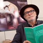 Eudald Carbonel con un ejemplar de su último libro: 'El porvenir de la humanidad'. ICAL