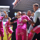 Los jugadores del Burgos CF. ayer con la tercera equipación completamente de rosa, celebran con Calero el segundo tanto, obra de Mourad, que dio la victoria blanquinegra en el derbi. FOTOS: TOMÁS ALONSO