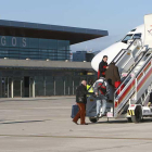 Un grupo de pasajeros sube a un aviónen el aeropuerto de Villafría.-RAÚL G. OCHOA