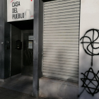 Pintadas con simbología nazi en la sede del PSOE de Burgos. D.S.M.
